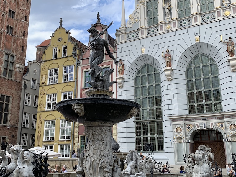 Der Neptunbrunnen vor dem Artushof am Langen Markt in Danzig