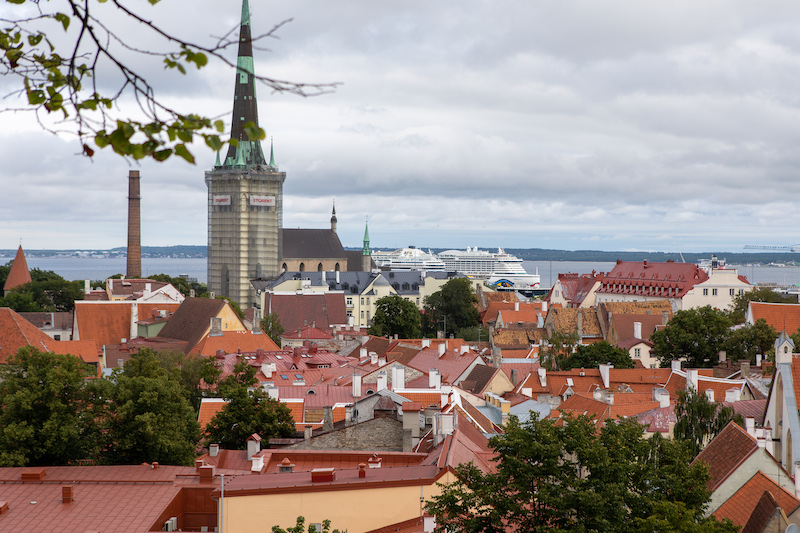 Blick auf die Altstadt von Tallinn. In Hintergrund sieht man die AIDAmar und die AIDAperla