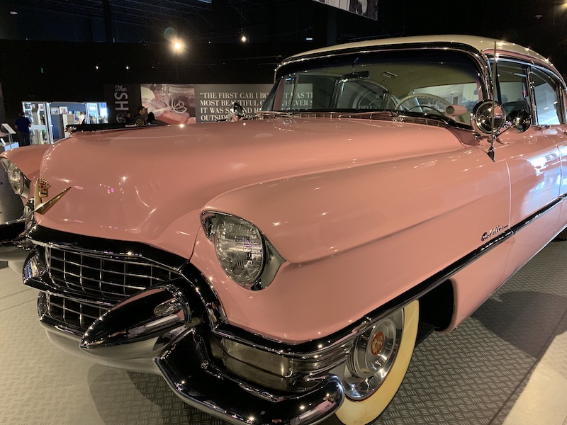 Der berühmte "Pink Cadillac", ein 1955 Cadillac Fleetwood, war ein Geschenk an seine Mutter Gladys, obwohl diese nie einen Führerschein besaß.
