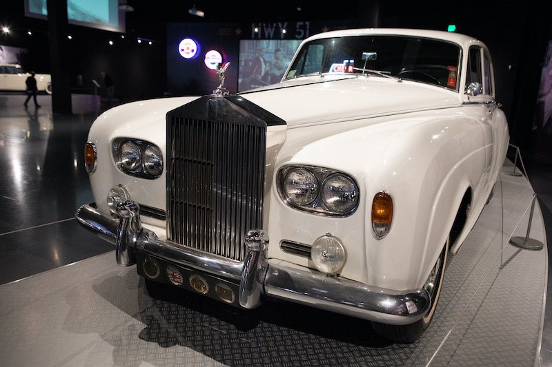 Den 1966 Rolls Royce Silvercloud hat Elvis später verkauft. Er gehörte später dem Schauspieler Michael Landon, bekannt aus der Fernsehserie "Unsere kleine Farm"