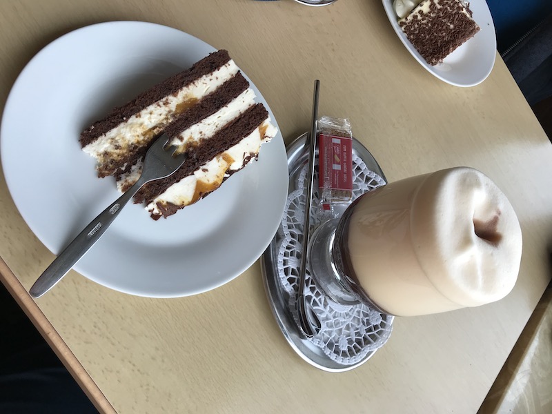 Schoko-Eiergrog und Sanddorntorte im Falm Café – ein Gedicht!