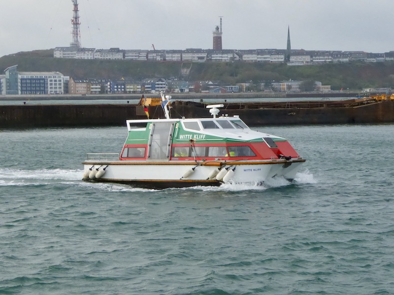Die kleine Dünenfähre braucht nur wenige Minuten für die Fahrt auf die vorgelagerte Insel