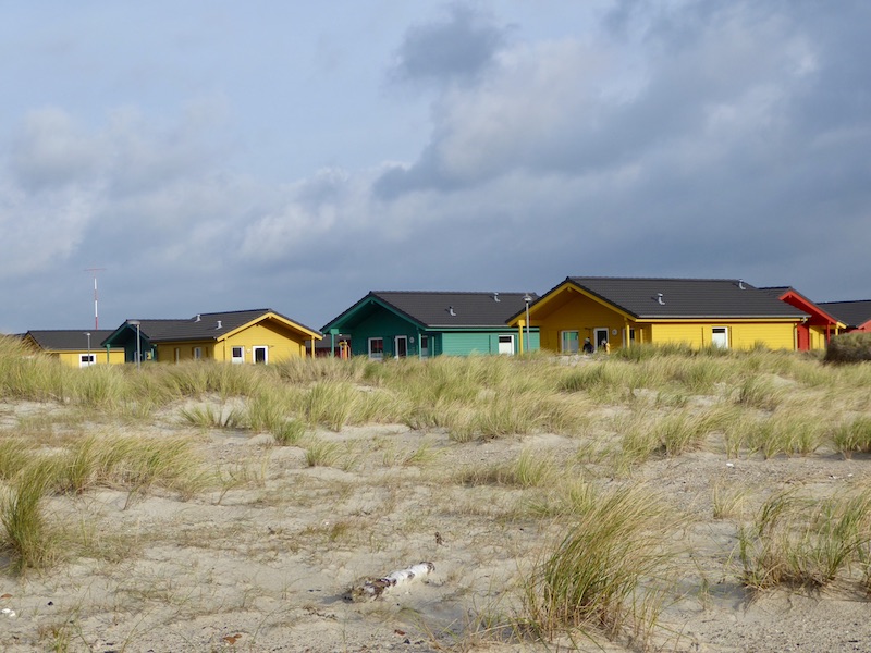 Wenn Du keinen Hund dabeihast, kannst Du auf der Düne in diesen Bungalows übernachten