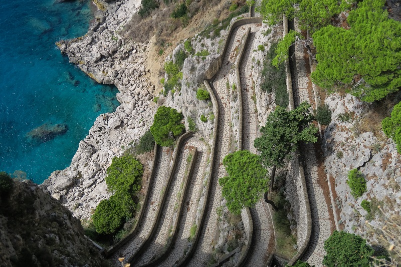 Die Via Krupp schlängelt sich von Capri Stadt bis hinunter zum Marina Picolli