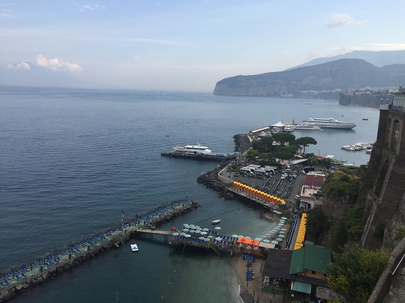 Der Hafen von Sorrent liegt tiefer als die Stadt. Man geht entweder zu Fuß die Straße entlang oder fährt schnell mit dem Aufzug