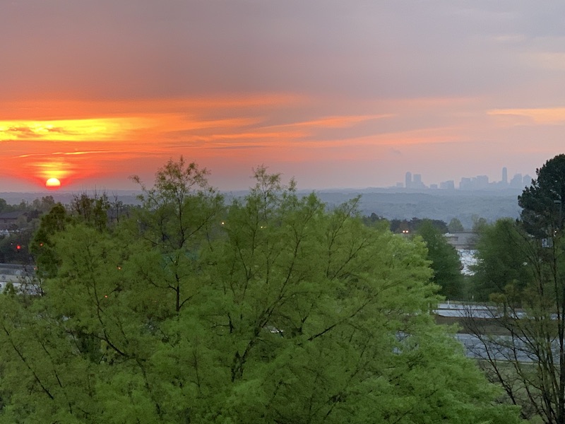 Der Sonnenaufgang vom Fenster des Hotelzimmers aus gesehen ist nicht zu verachten.