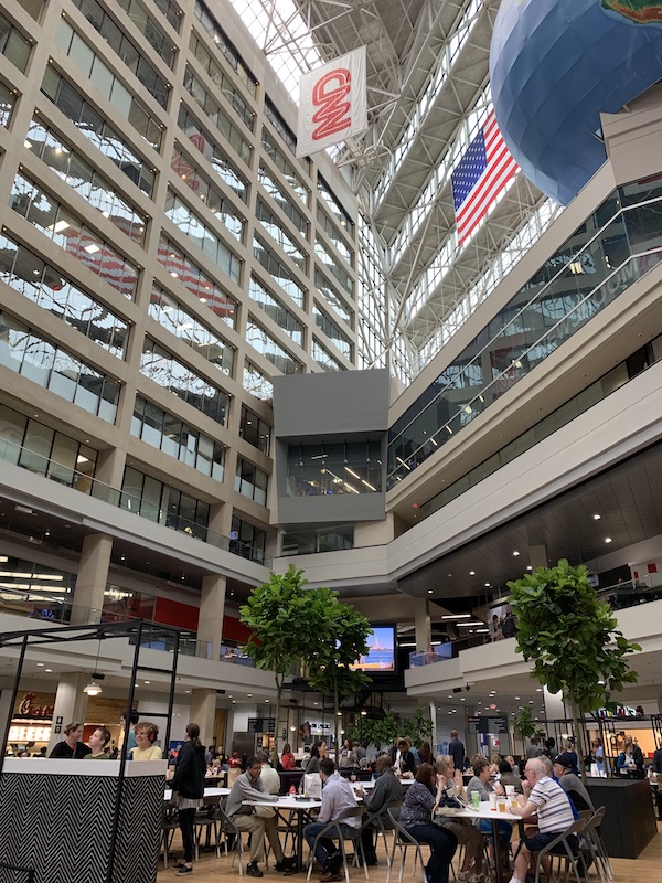 Die "Fressmeile" im CNN Center. Oben sind die Studios, Redaktionen und Büros