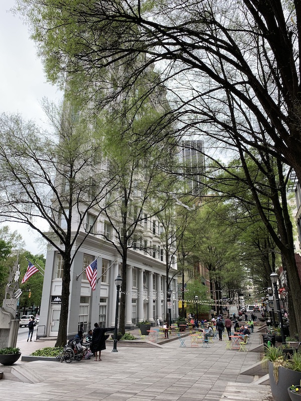 Das Flatiron Building steht in einer schönen Ecke von Atlanta, finde ich