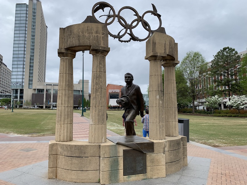 Pierre de Coubertin haben wir u.a. die Wiederbelebung der Olympischen Spiele zu verdanken. Er gründete 1894 das Internationale Olympische Komitee.