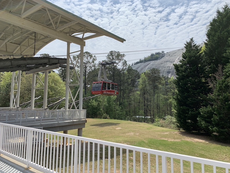 Mit der Seilbahn kann man bequem auf den Stone Mountain fahren. Sportliche Menschen joggen die 500 m sogar hoch.