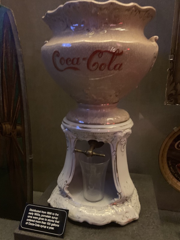 So wurde Coca-Cola in den Anfängen in Drogerien angeboten. Der Sirup wurde mit lauwarmem Sodawasser gemischt und dann getrunken.