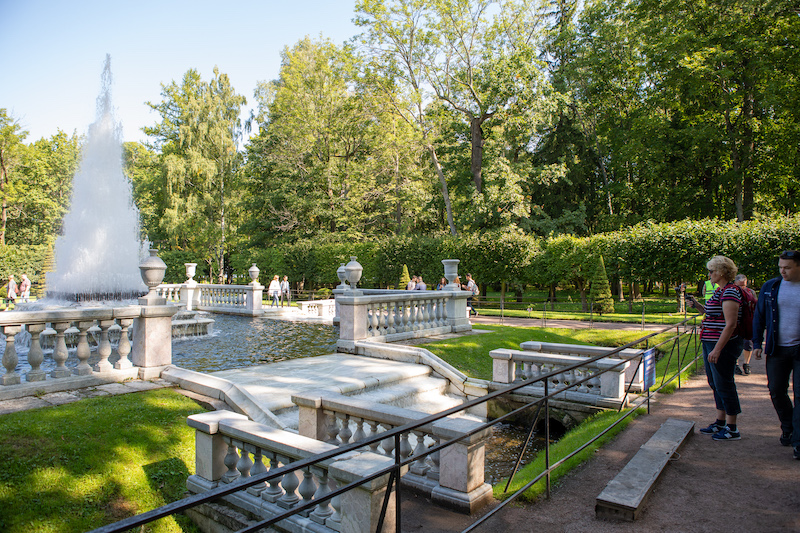 Auch im weitläufigen Park von Schloss Peterhof verteilen sich überall Fontänen