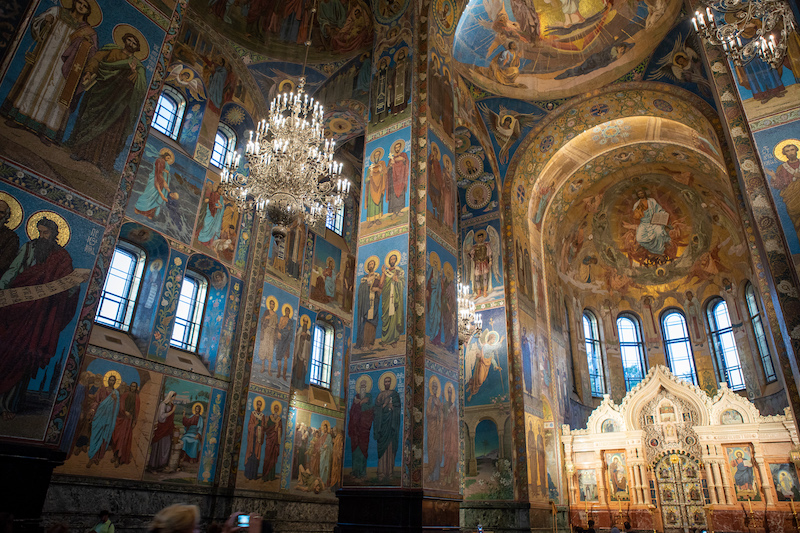 Das Innere der Blutkirche. Wenn man genau hinschaut, sieht man, dass die Ornamente Mosaiken sind