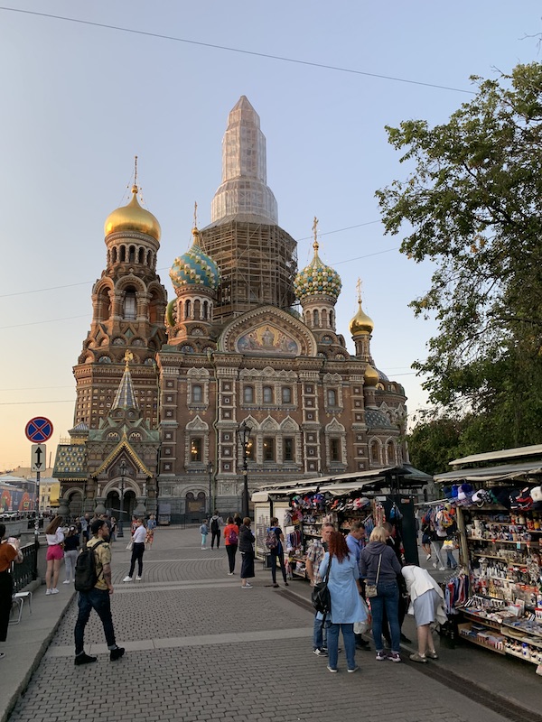 Die Auferstehungskirche, auch als Blutkirche bekannt, wurde an der Stelle erbaut, wo Zar Alexander II. bei einem Attentat starb.