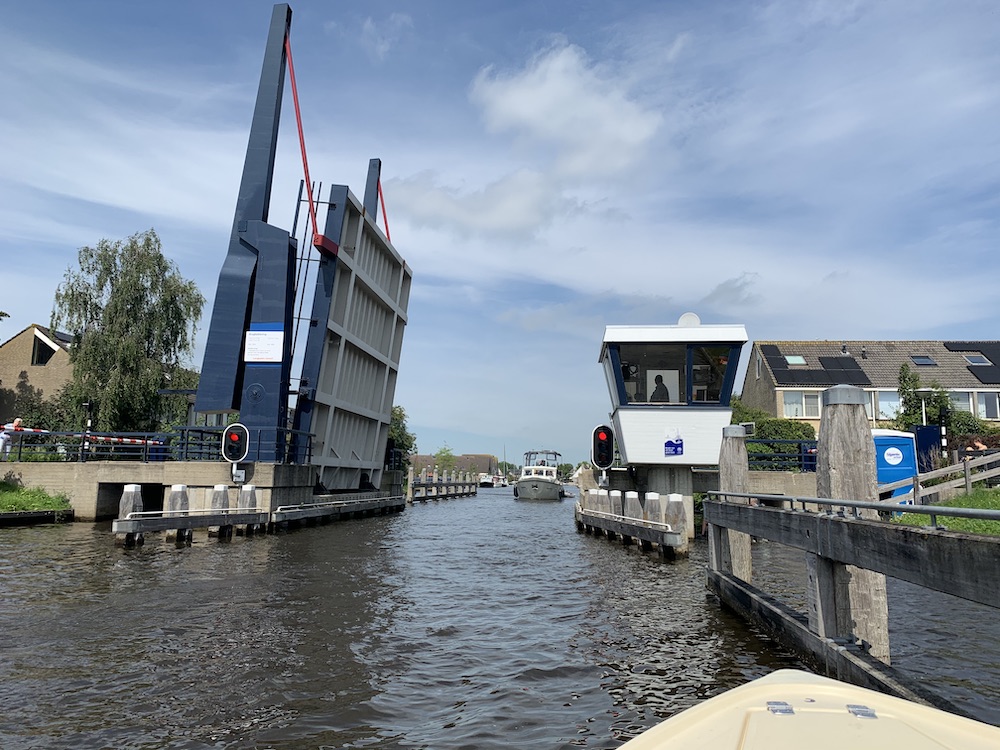 Man kann warten, bis die Brücke geöffnet wird