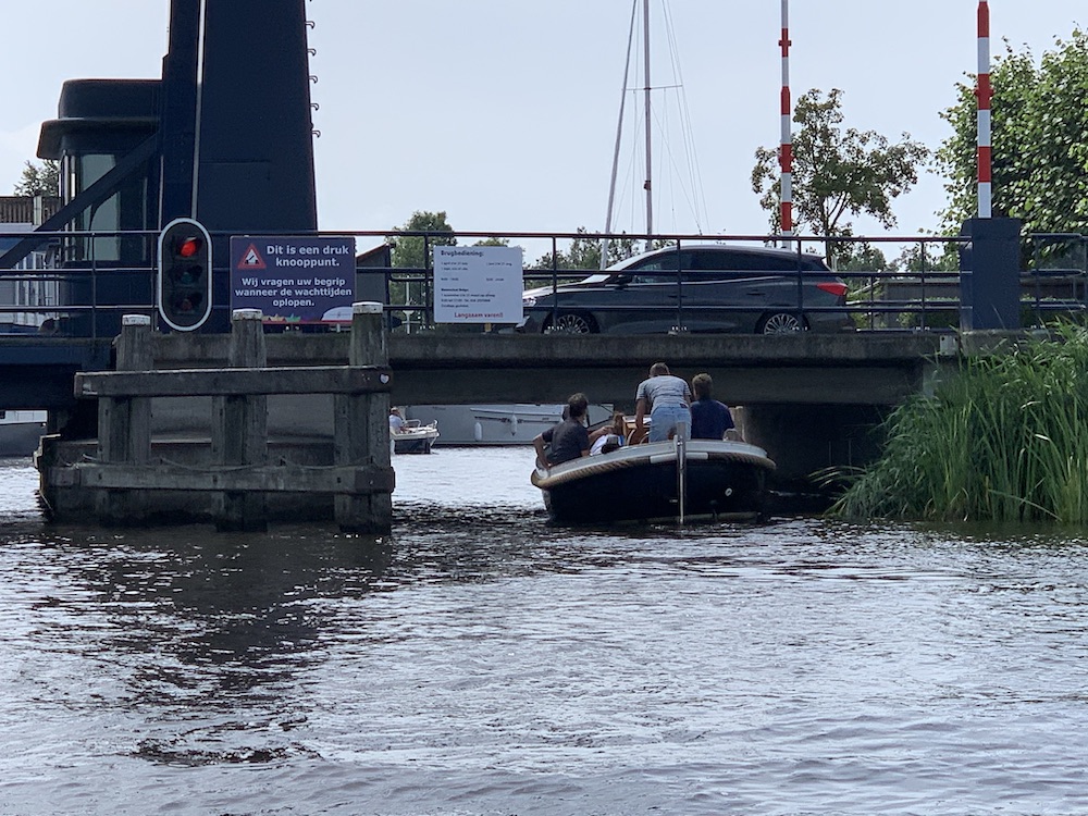 Man kann warten, bis die Brücke geöffnet wird. Oder man kann den Kopf einziehen und die Abkürzung nehmen.