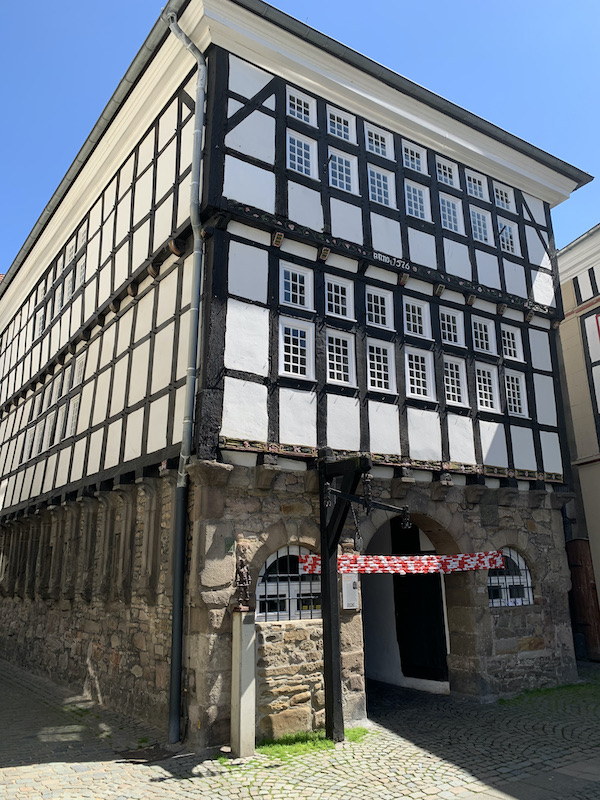 Das alte Rathaus war im 15. Jahrhundert Markthalle. Später wurde es um zwei Stockwerke erweitert und zum Rathaus umfunktioniert.
