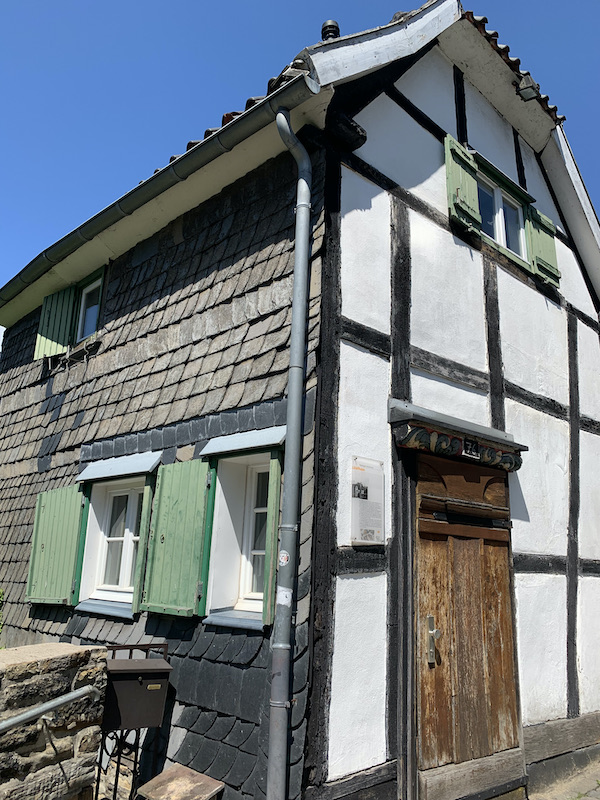 Eigentlich war das "Alte Zollhäuschen" eine Schmiede. Gebaut wurde es auf den Überresten eines Wehrturms in der Stadtmauer. 