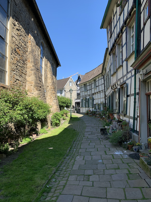 Hübsche kleine Gassen säumen die Sankt-Georgs-Kirche.