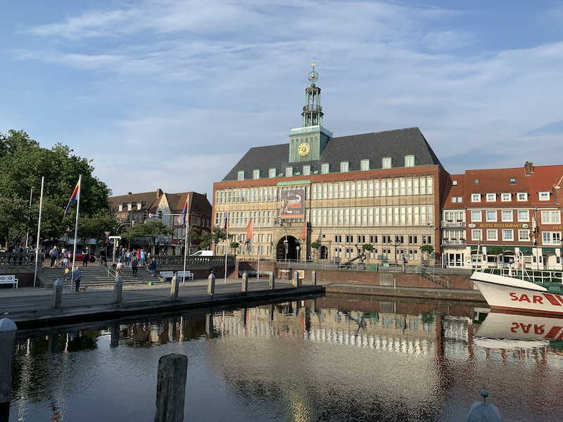 Das Rathaus in Emden am Delft