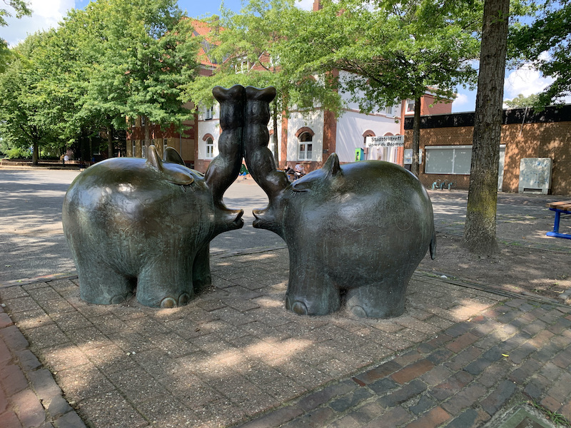 Diese Ottifanten stehen in Emden, der Heimatstadt von Otto Waalkes