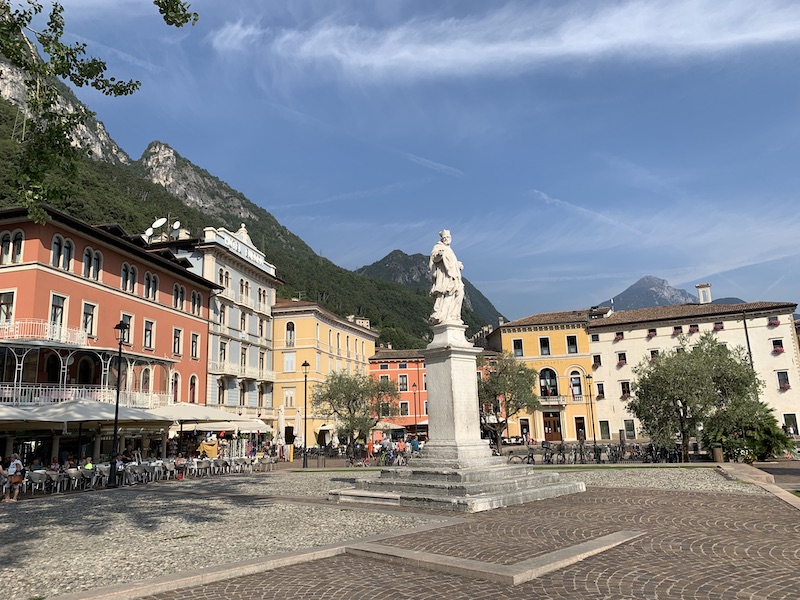 Die Piazza III Novembre in Riva del Garda lädt zu einem Apperol Spritz ein.