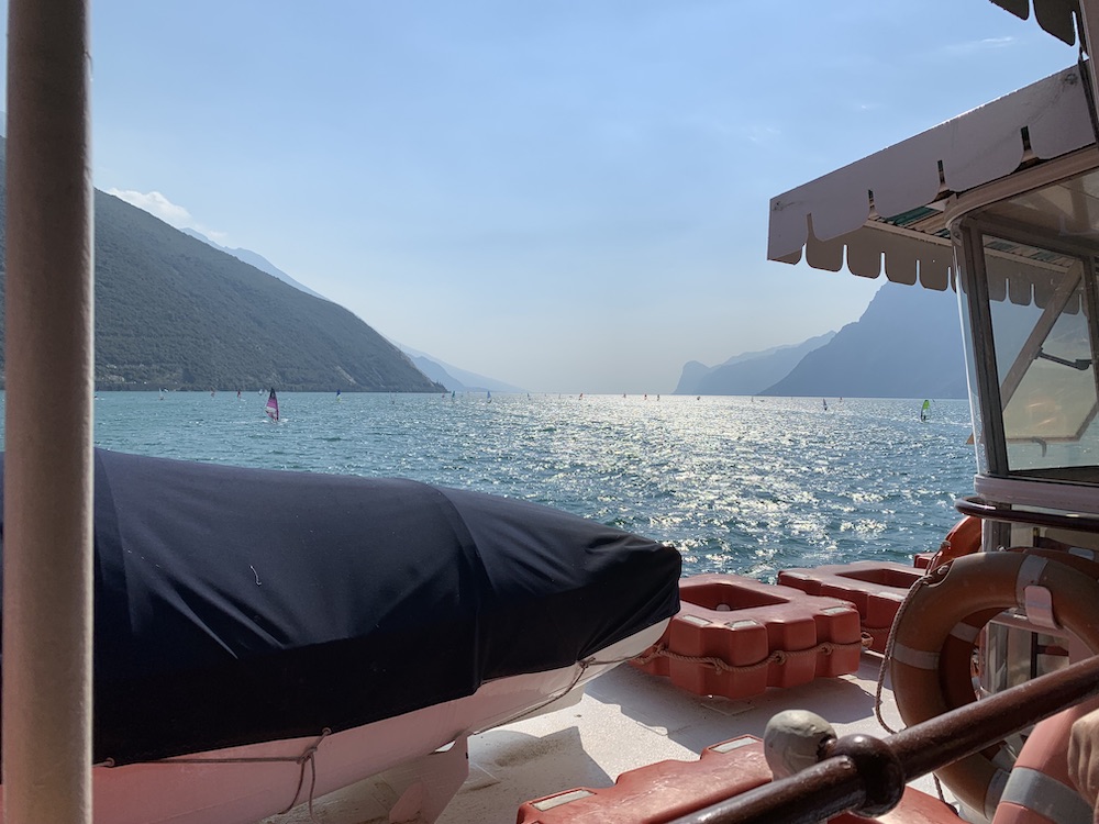 Mit Blick auf den Gardasee genießen wir die Schifffahrt von Riva del Garda nach Limone 