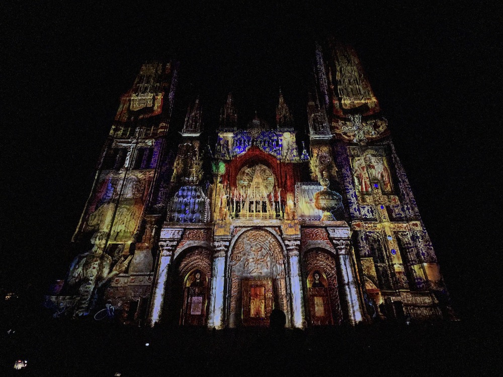 Die Lichtshow an der Kathedrale von Rouen sollte man auf keinen Fall verpassen