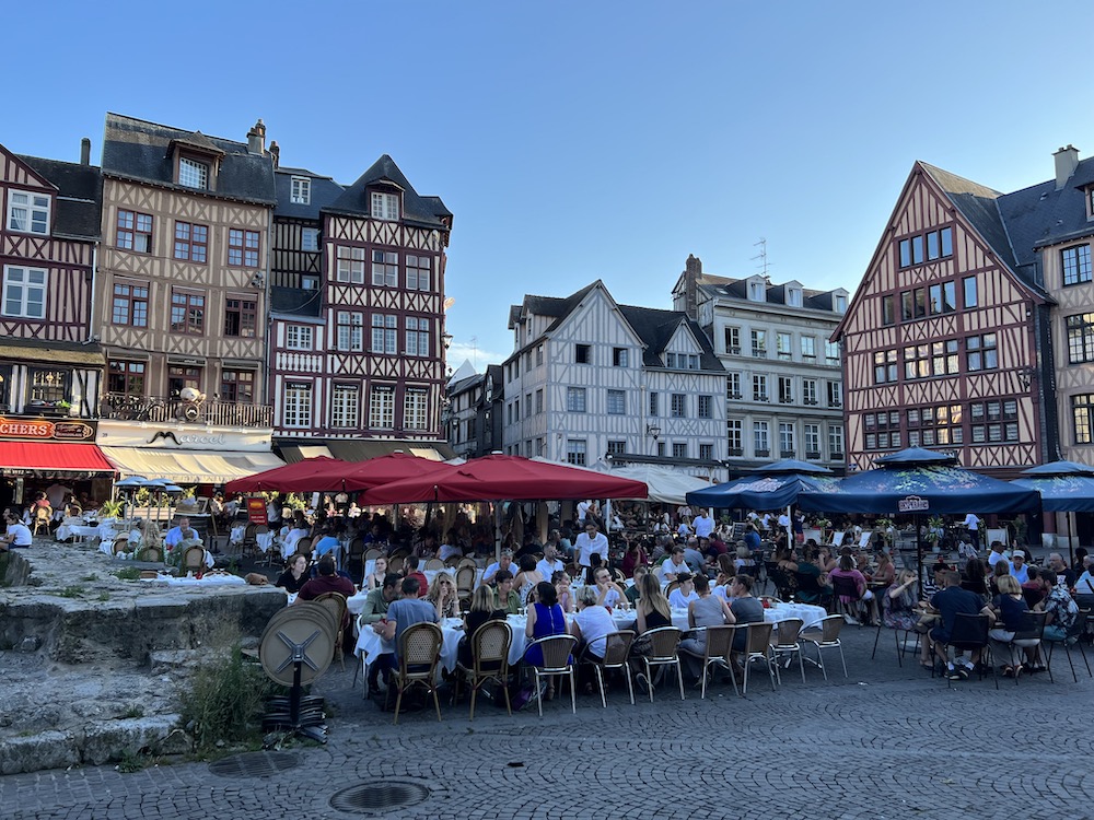 Buntes Treiben auf dem Place du Vieux Marché in Rouen