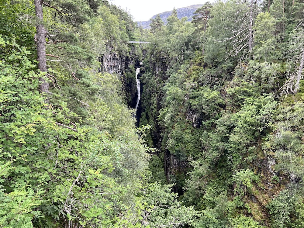 Die Corrieshalloch Gorge. Im Hintergrund erkennt man die Fußgängerbrücke.