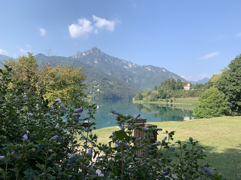 Diese Aussicht genießt man bei einem Spaziergang am Lago di Ledro