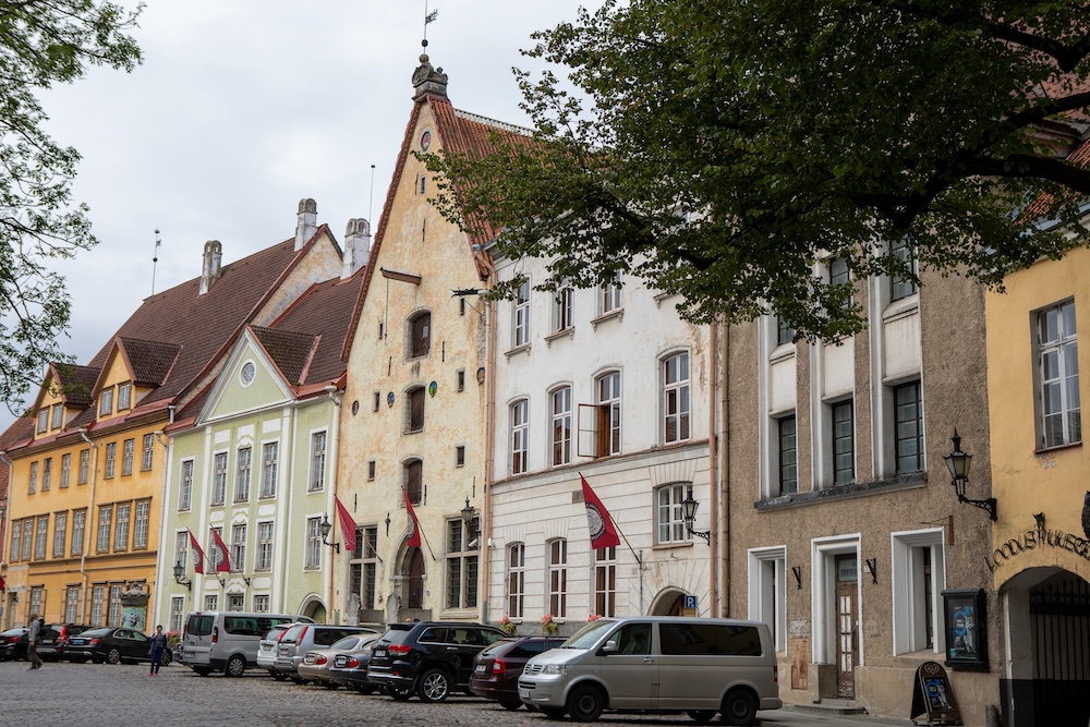 Alte Kaufmannshäuser auf dem Weg vom Hafen zur Altstadt von Tallinn