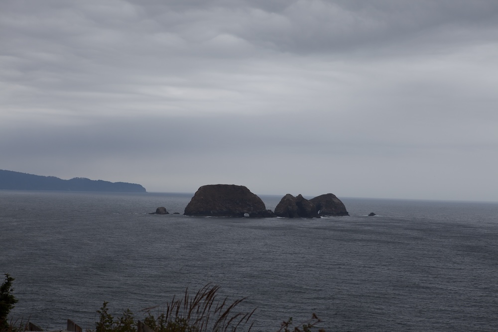 Sea Stacks an der Oregon Coast. Sea Stacks sind vertikalen Felsen oder Säulen, die aus dem Meer herausragt und oft durch Erosion geformt wurden.