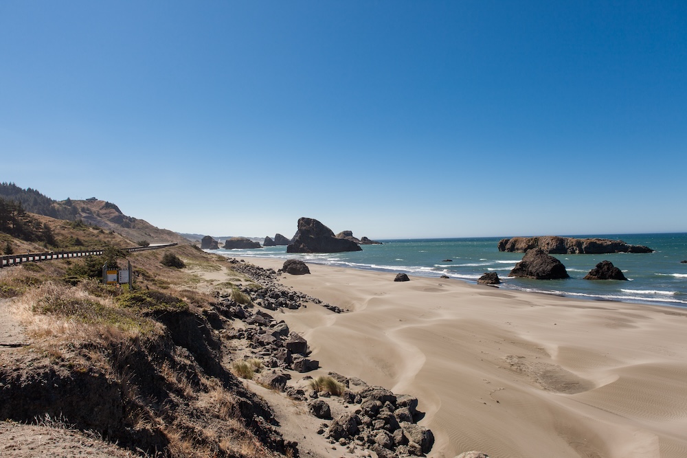 Hier seht ihr, wie nah der Highway 101 an der Küste entlang führt