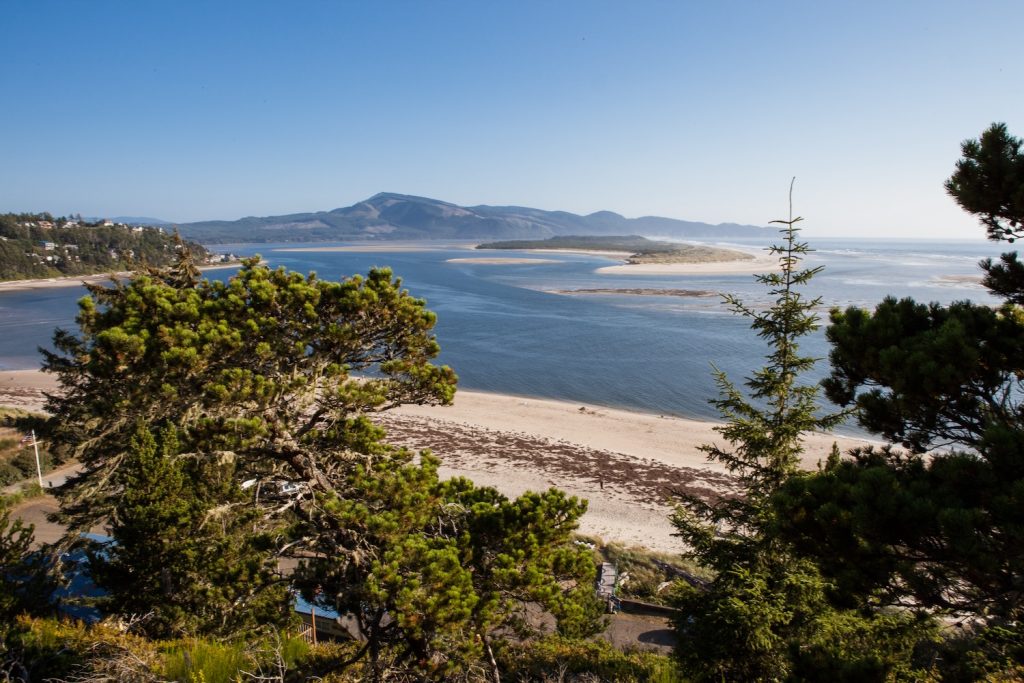 Die Tillamook Bay in der Nähe des gleichnamigen Ortes. Hier kann man stundenlang am Strand spazieren gehen und begegnet kaum einer Menschenseele.