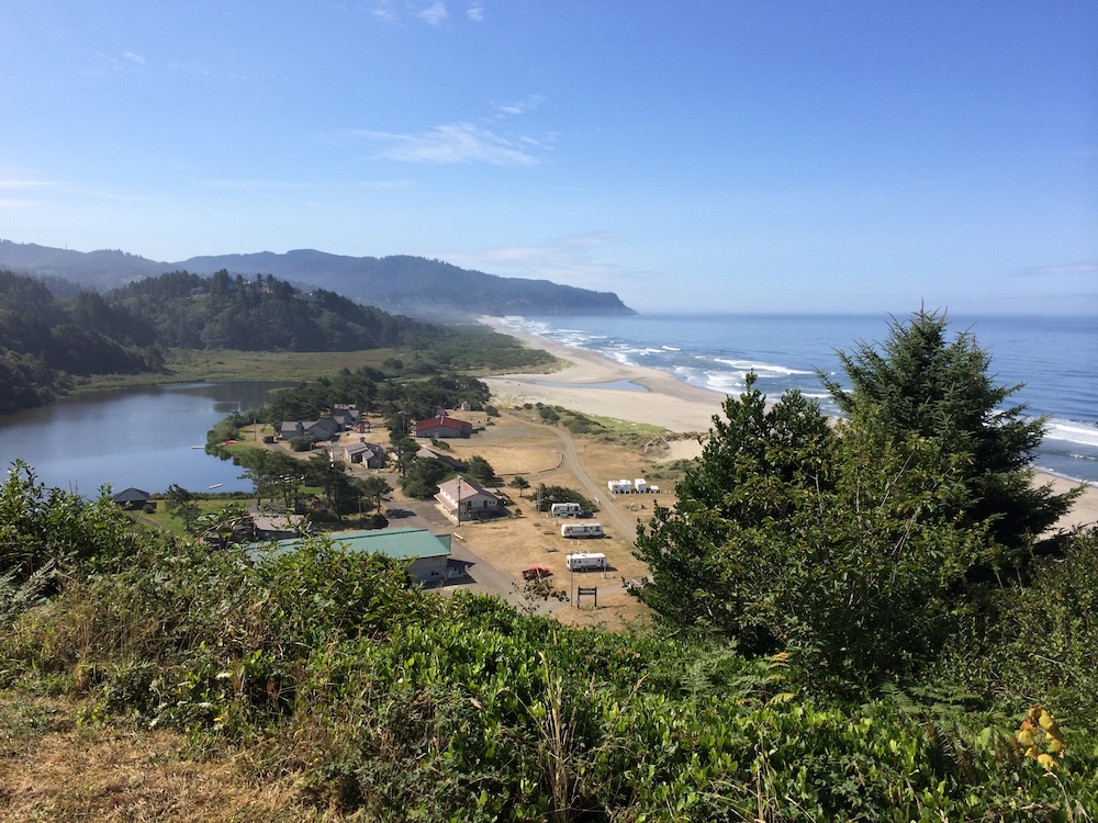 Winema Beach ist ein abgelegener Strand mit Felsformationen und einer Höhle